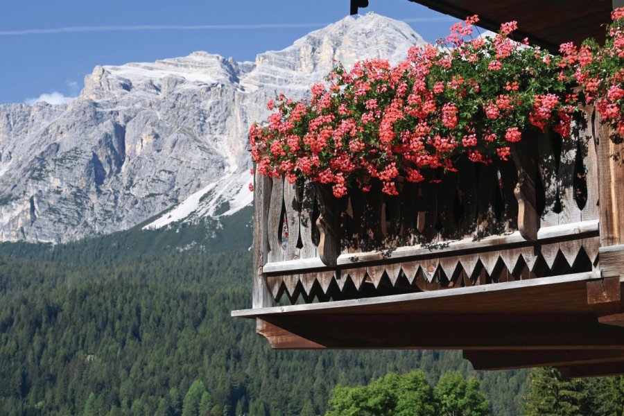 Balcon typique à Cortina d'Ampezzo. SalvoL - iStockphoto.com