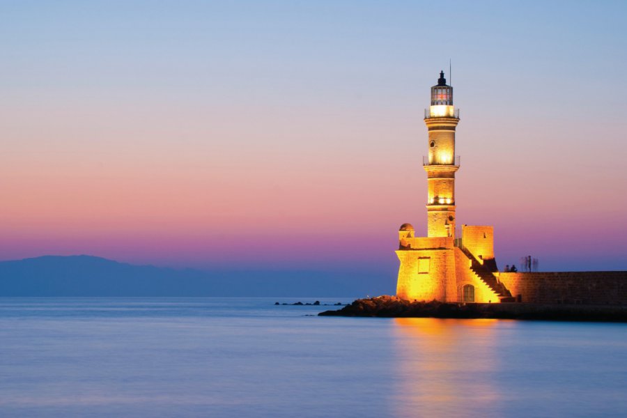 Le phare de la Canée au coucher du soleil. Kgerakis - iStockphoto