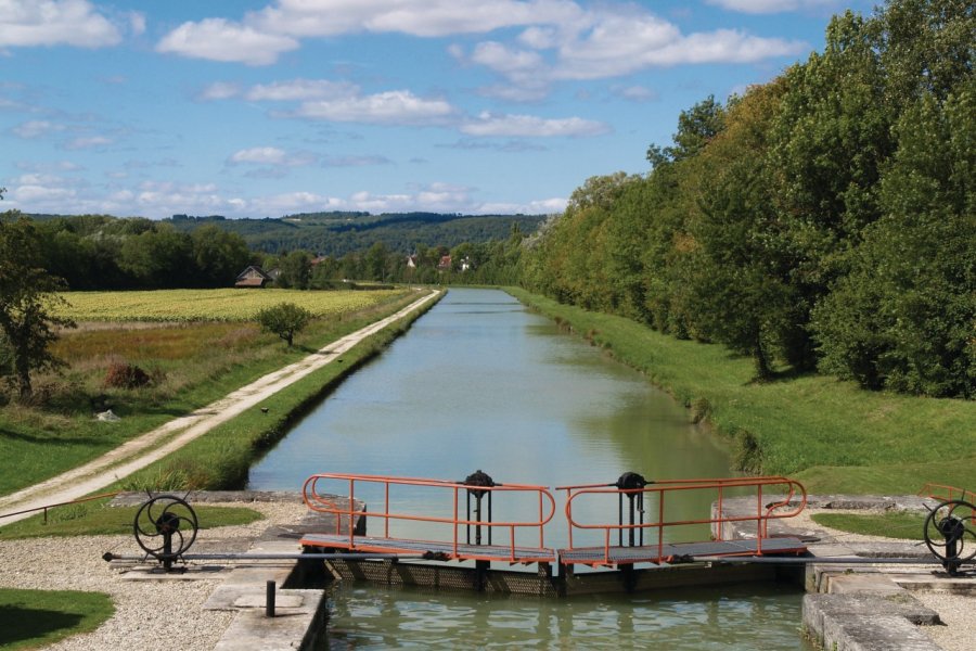 Canal de Bourgogne (© Peter Bosch - Fotolia))