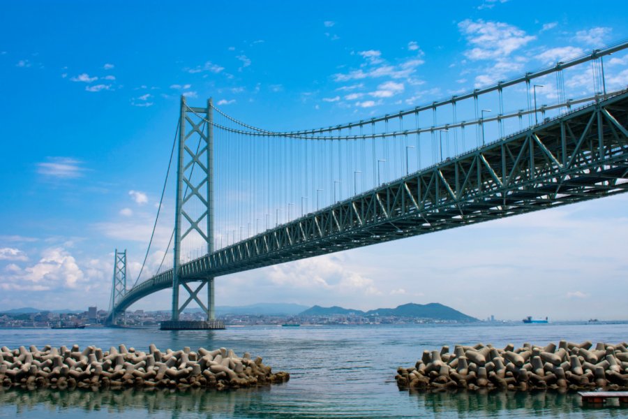 Le pont Akashi Kaikyo. shutterstock.com- kidae