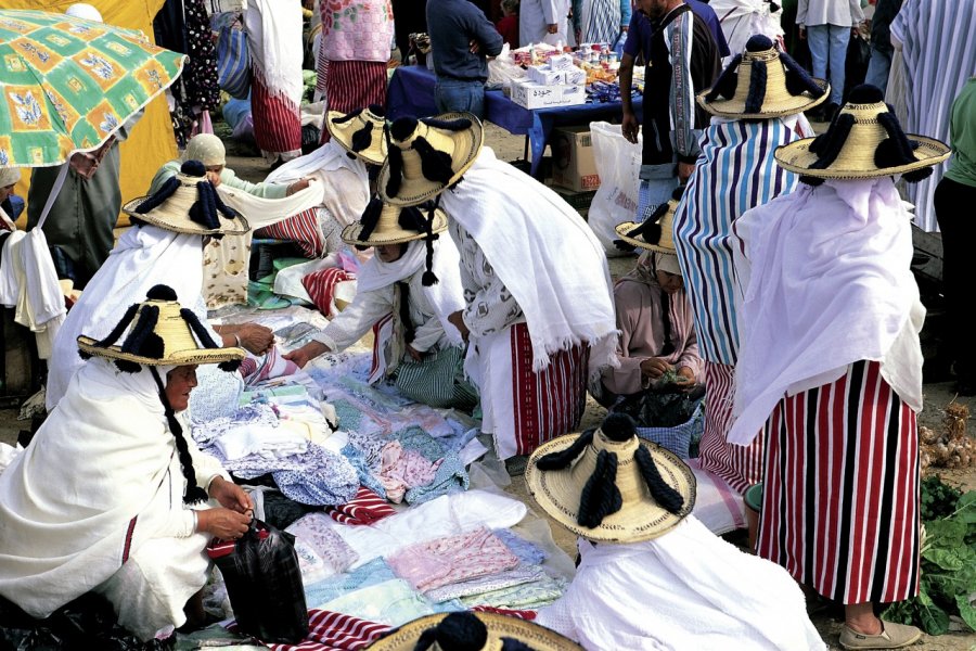 Femmes Jebala en tenue traditionnelle dans un souk de la région de Ksar-es-Seghir. Thierry Lauzun - Iconotec