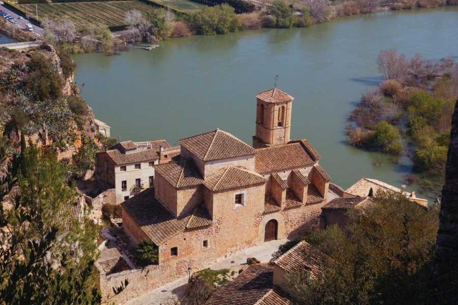 Vue aérienne de l'église de Miravet. agafapaperiapunta