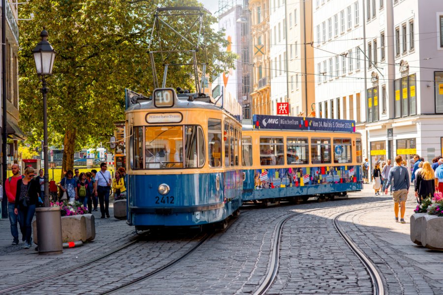 Tramway dans le centre de Munich. RossHelen - Shutterstock.com