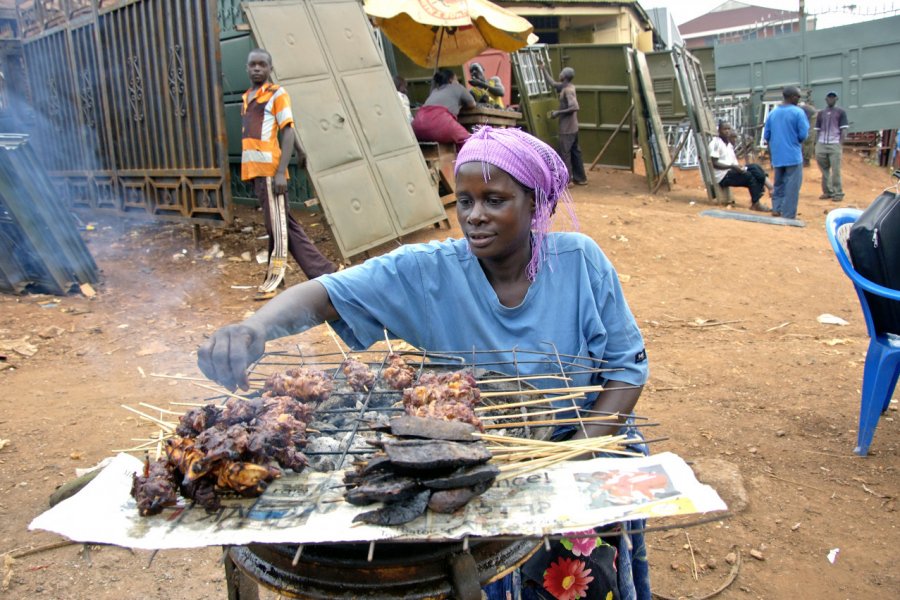 Vendeuse de viandes grillées dans les rues de Kampala. (© Anjo Kan - Shutterstock.com))