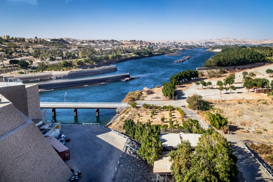 Vue sur le barrage d'Assouan. Graficam Ahmed Saeed - Shutterstock.com