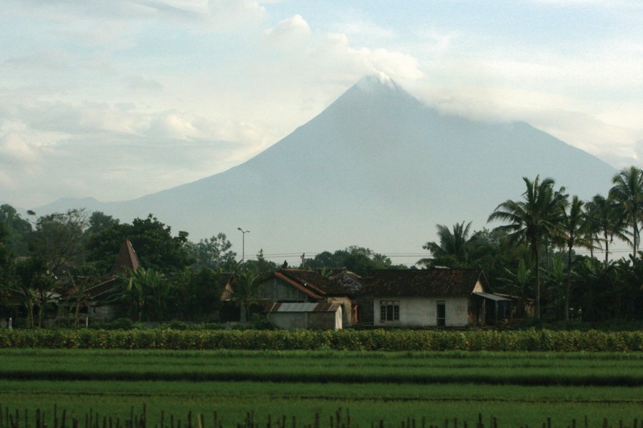 Volcan vu du train entre Yogyakarta et Surabaya. Stéphan SZEREMETA