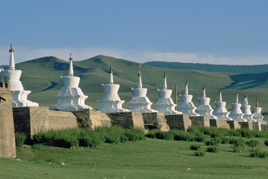 Monastère d'Erdene Züü, mur extérieur avec 108 stupas. Eric Martin - Iconotec