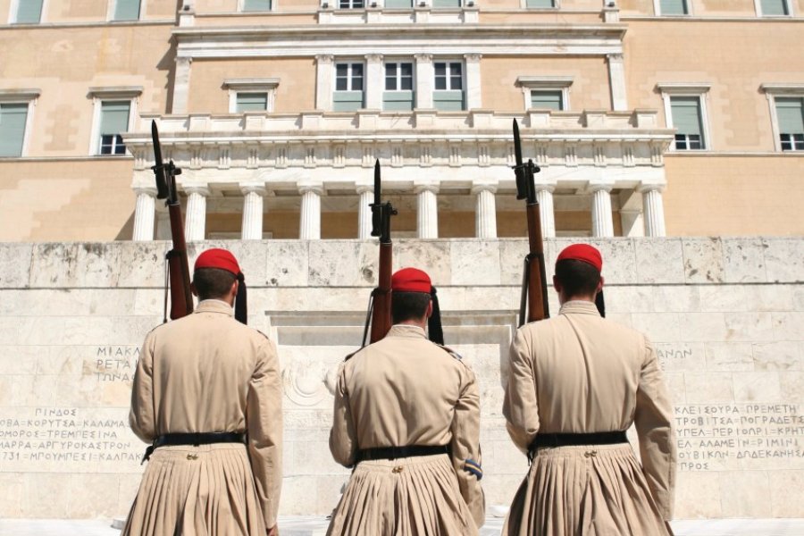 Soldats devant le parlement d'Athènes. (© kozmabelatibor - iStockphoto.com))