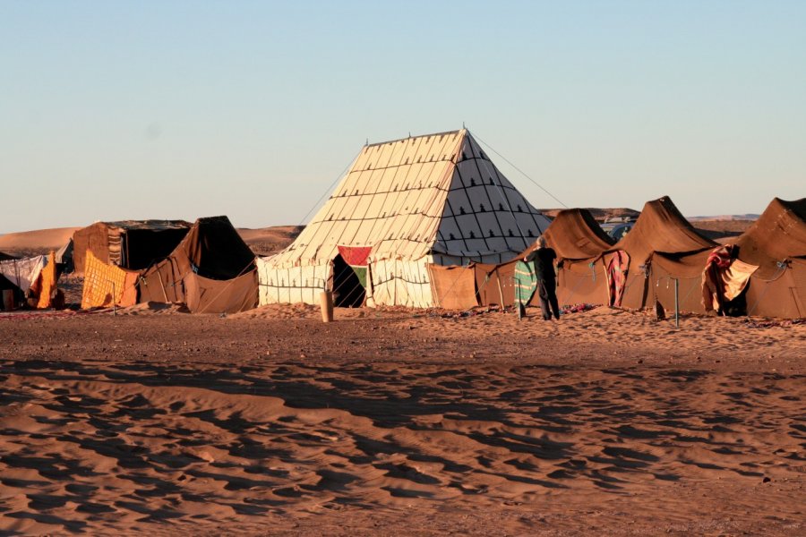 Campement berbère sur les dunes de M'Hamid,. Stéphan SZEREMETA