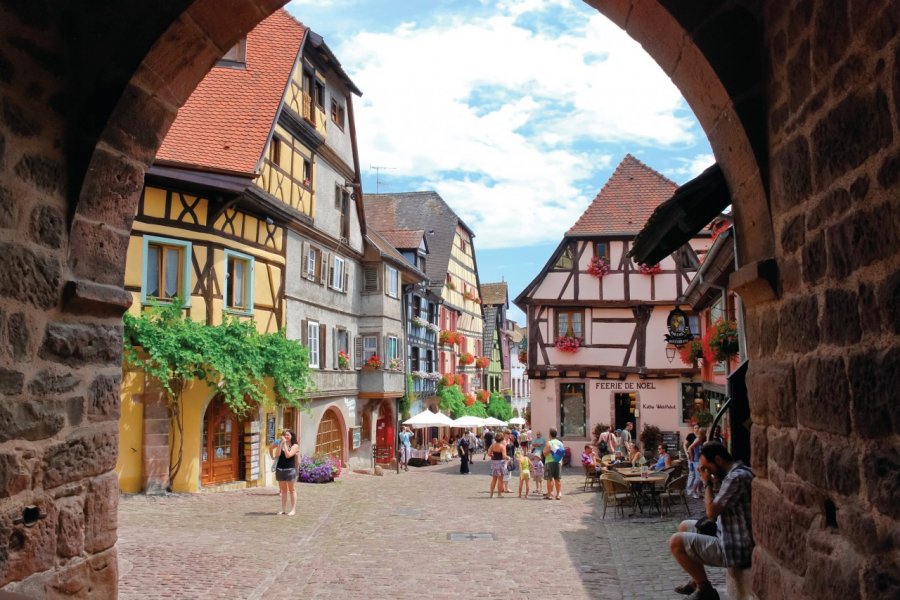 Balade dans le centre de Riquewihr. VvoeVale - Fotolia