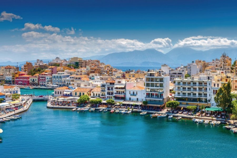 L'activité touristique se concentre autour du lac d'Agios Nikolaos. VladimirSklyarov - iStockphoto