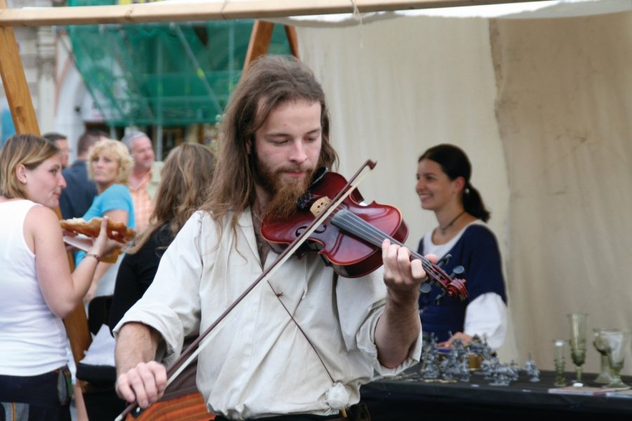 Animation médiévale sur la place de la vieille ville. Stéphan SZEREMETA