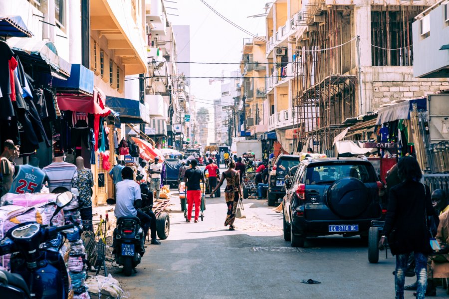 Dans les rues de Dakar. Curioso.Photography - Shutterstock.com