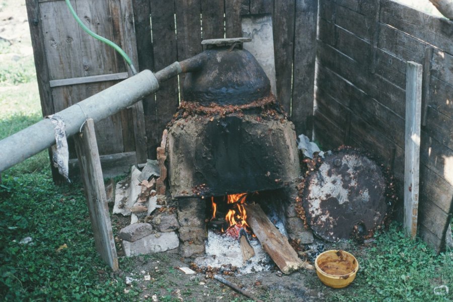 Fabrication artisanale du raki. (© Julie Briard))