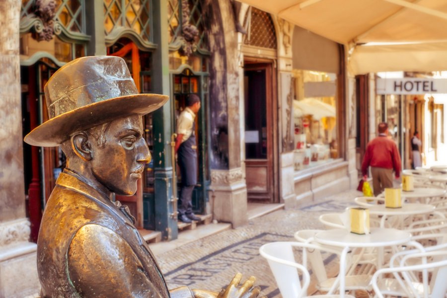 Statue de Fernando Pessoa. nito - Shutterstock.com