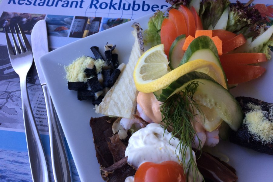 Le Roklubben est la bonne table locale avec vue sur le lac. Stéphan SZEREMETA