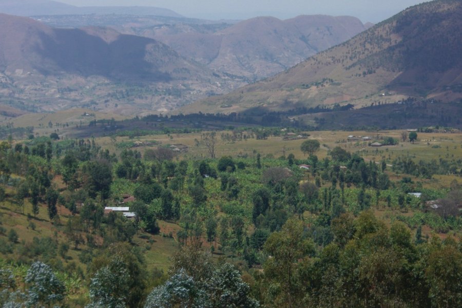Paysage près de Rutovu. Christine DESLAURIER