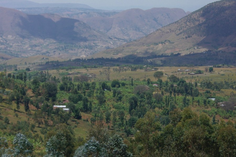 Paysage près de Rutovu. Christine DESLAURIER