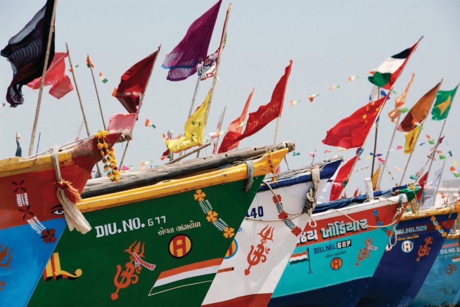 Bateaux de pêche customisés à Diu. Nicolas HONOREZ