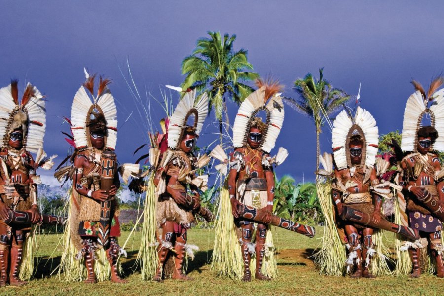 Danseurs de l'ethnie Kaluli à Bosavi, Southern Highlands Province. (© Philippe Gigliotti))