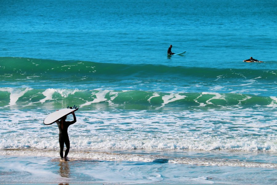 Surfer sur la côte de Cadix. JUAN ANTONIO ORIHUELA - Shutterstock.com