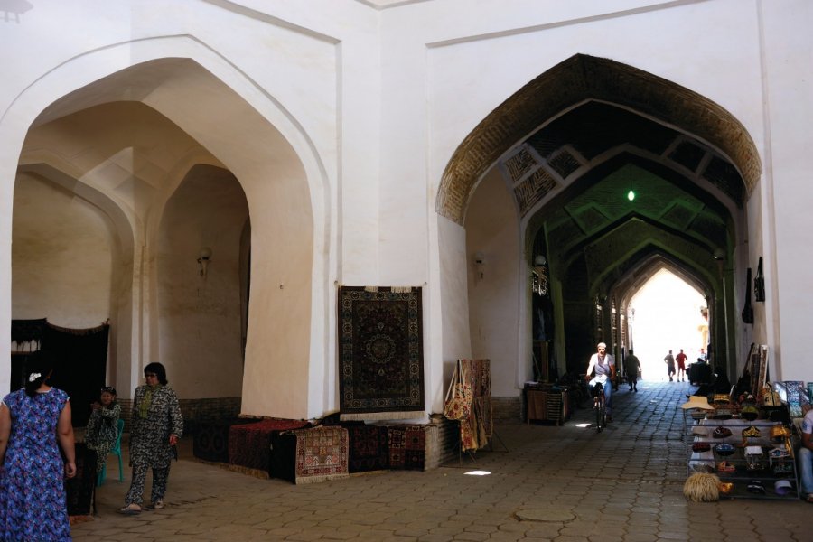 Sous la coupole de Tak-i-Telpak Furushan (bazar des chapeliers). Patrice ALCARAS