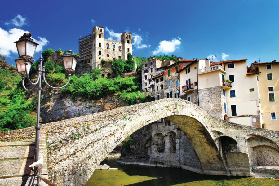 Le village médieval de Dolceacqua. Freeartist -  iStockphoto