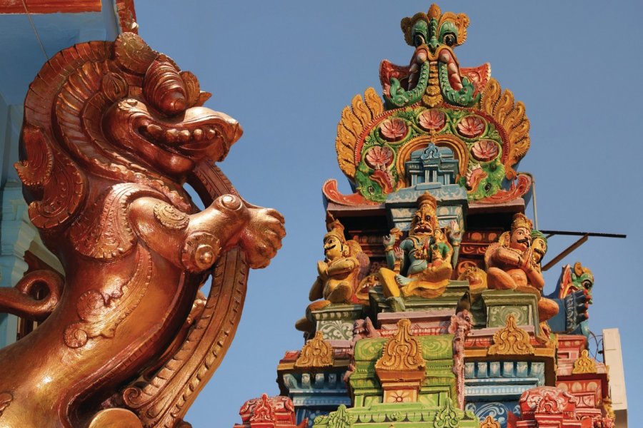 Statues traditionnelles de dieux et déesses sur un temple hindou. iStockphoto.com/vladj55