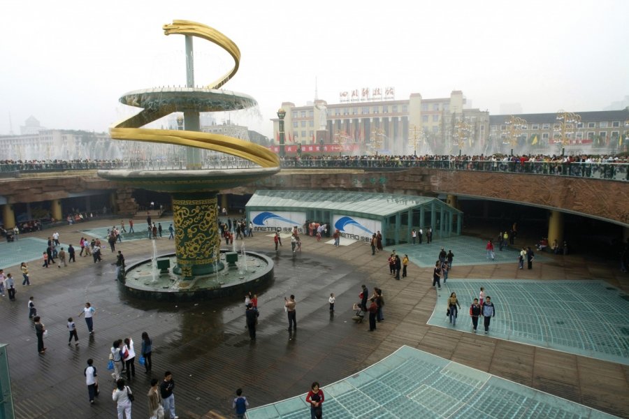 Fontaine moderne dans le centre-ville de Chengdu. Alamer - Iconotec