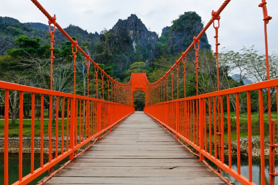 Pont rouge au-dessus de la rivière Song à Vang Vieng. lkunl - Shutterstock.com