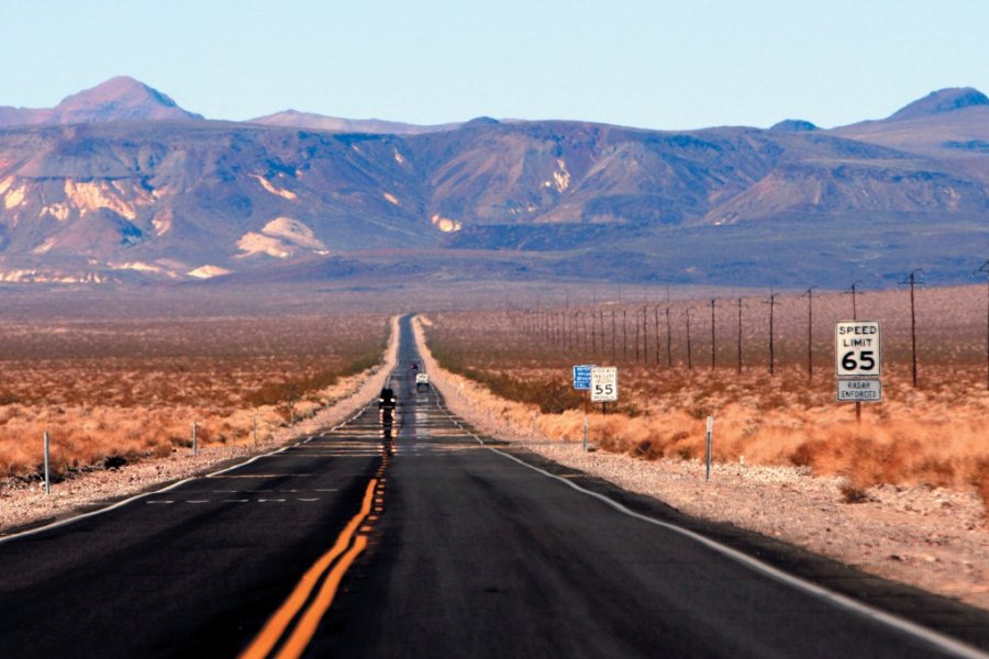 L'US190 conduit à la vallée de la Mort. (© Stéphan SZEREMETA))