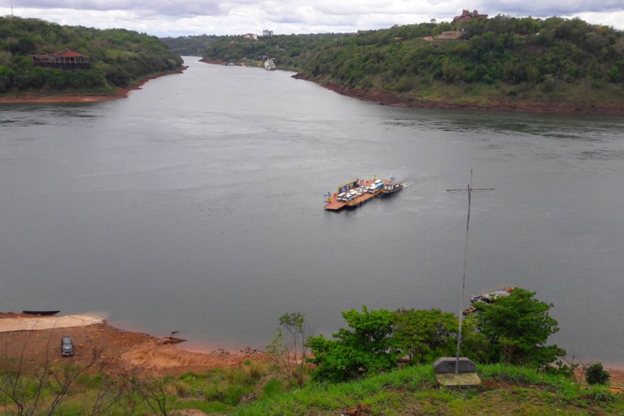 La triple frontière depuis le Paraguay : le Brésil à gauche du Río Iguazú, l'Argentine à droite. Nicolas LHULLIER