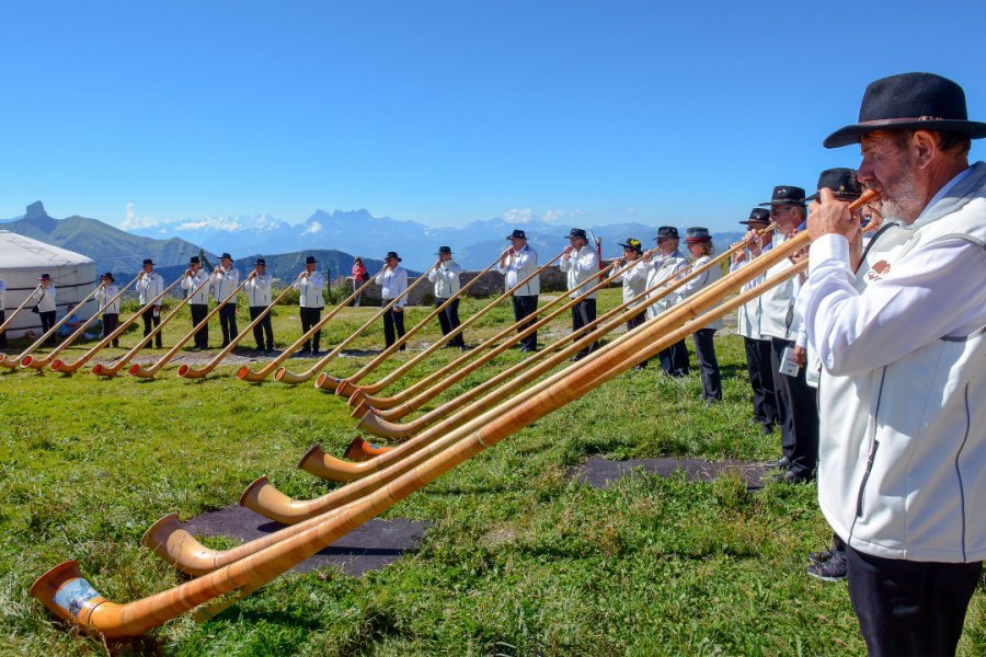 Joueurs de cor des Alpes au sommet des Rochers-de-Naye. shotarobkk - Shutterstock.com