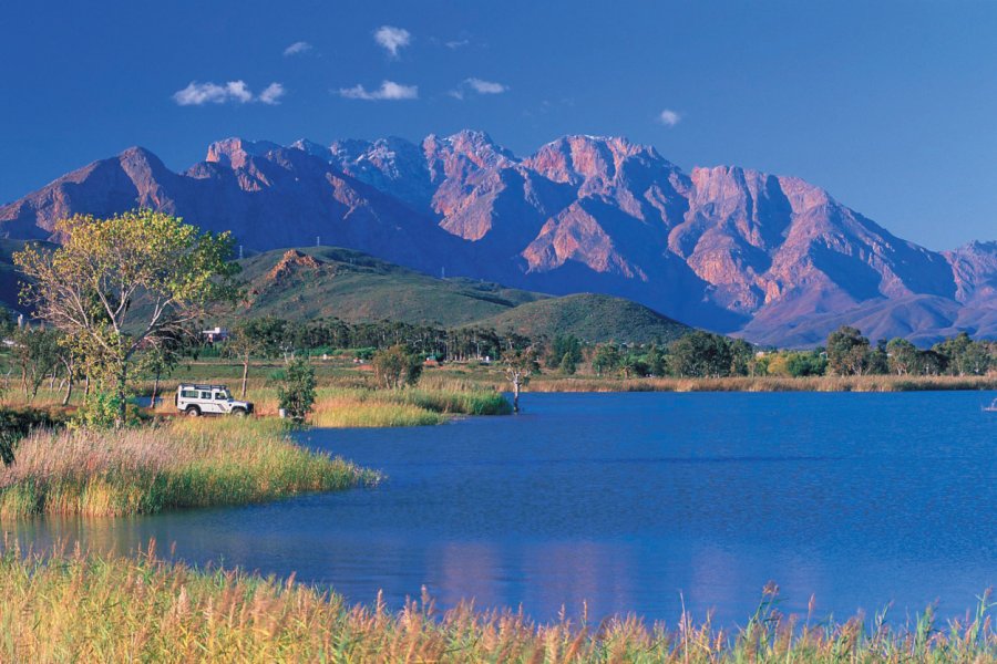 Worcester Dam avec les montagnes Audenberg en arrière-plan South African Tourism