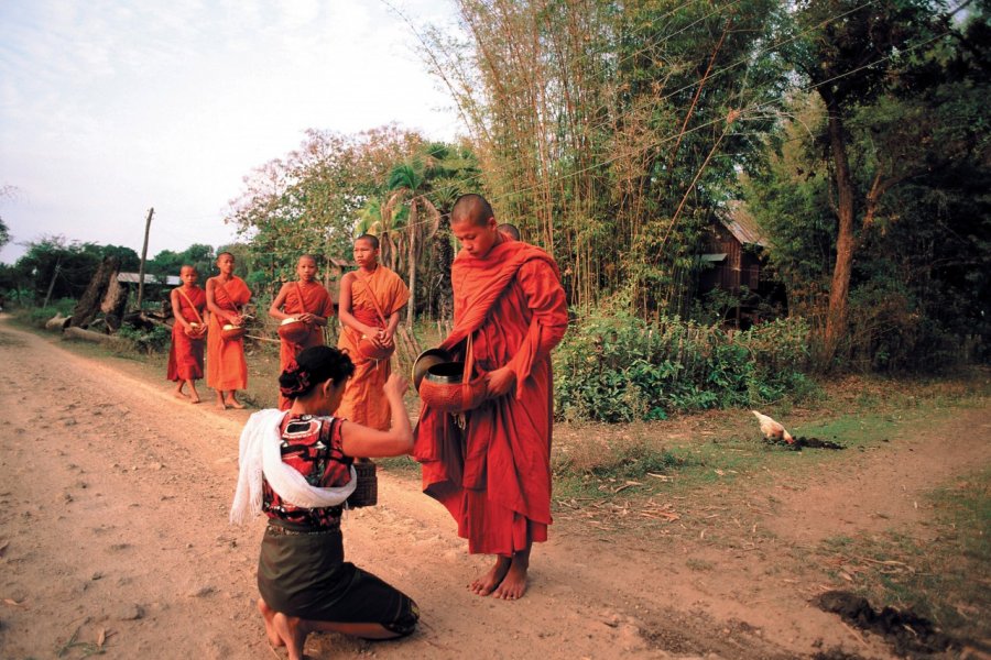 Île de Don Khong, les moines se voient offrir de la nourriture par les habitants de l'île. Author's Image