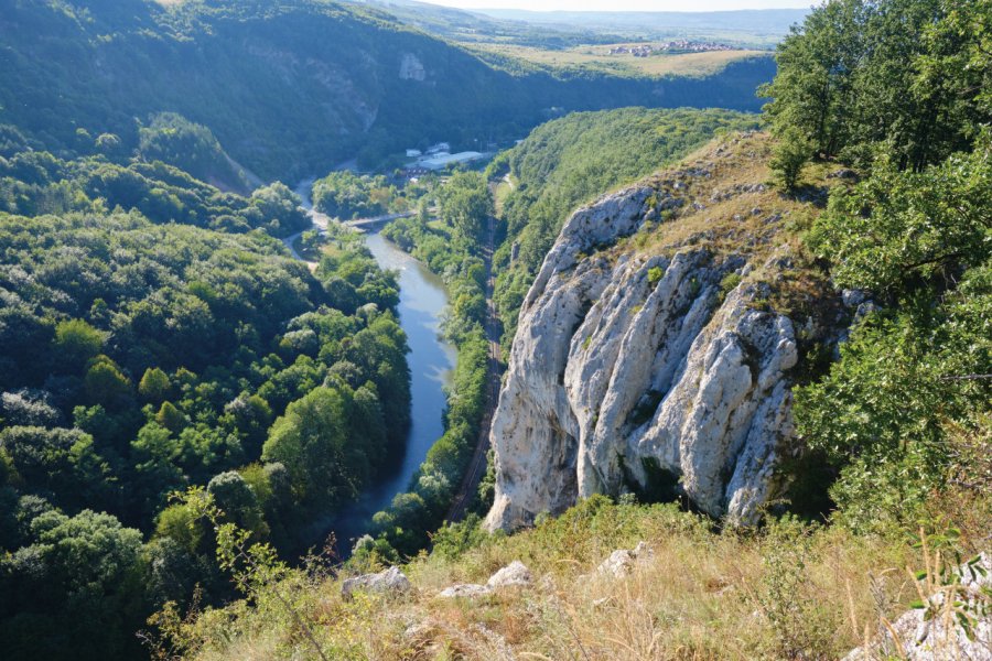 Des parcours de via ferrata route surplombant la rivière Crisul Repede k5hu