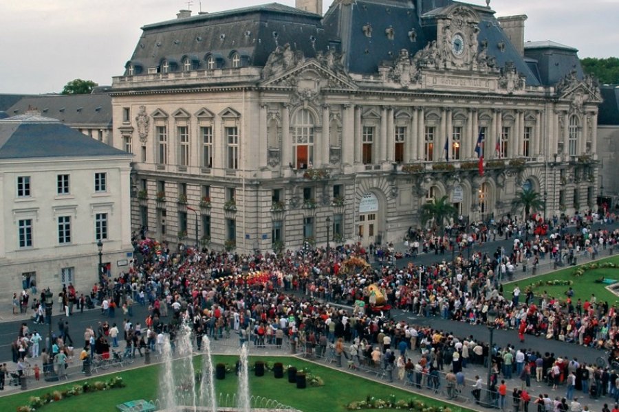 L'Hôtel de Ville et la place Jean Jaurès à Tours (© PHILOPHOTO - FOTOLIA))