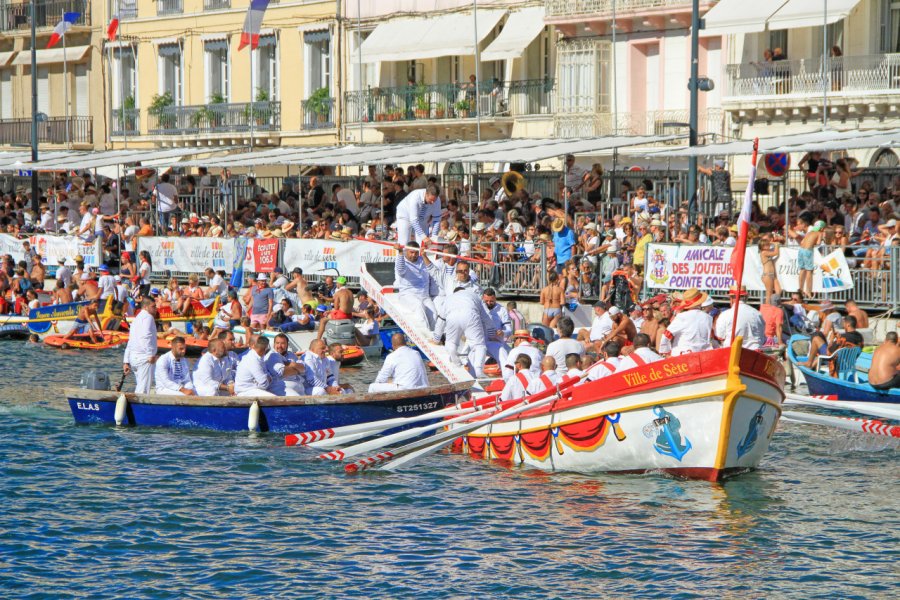 Joutes lors du festival Saint-Louis à Sète. shutterstock.com - Photoprofi30