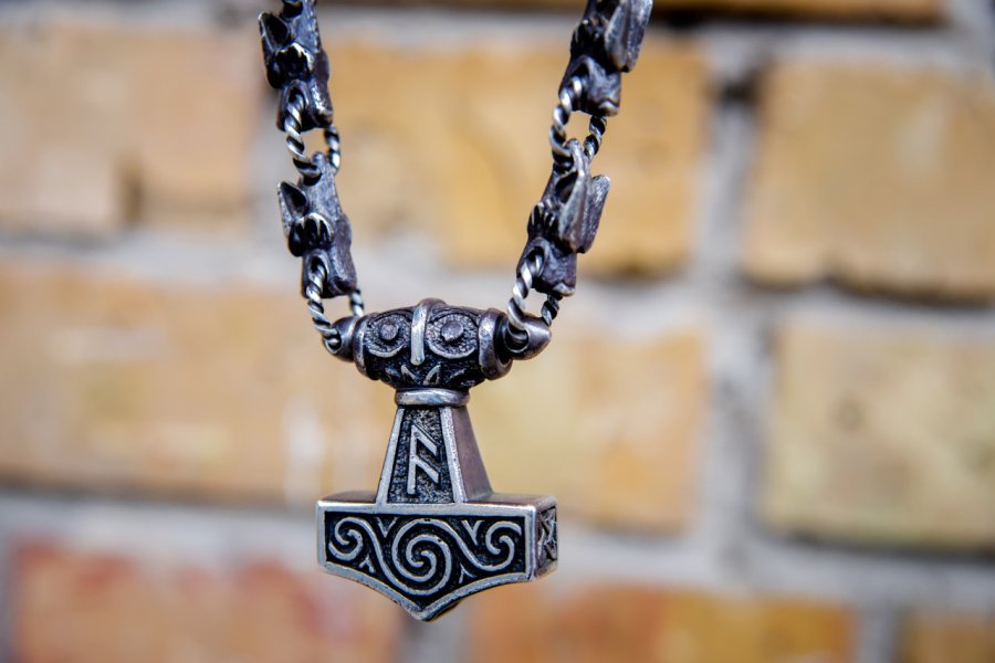 Un collier de Thor. badahos - Shutterstock.com