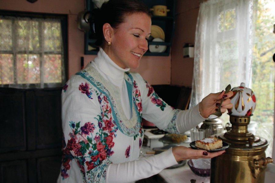Tchaï time à la Dacha Soviet : pâtisserie maison et thé d'un véritable samovar à la braise de bois. Nadezhda Frutkina