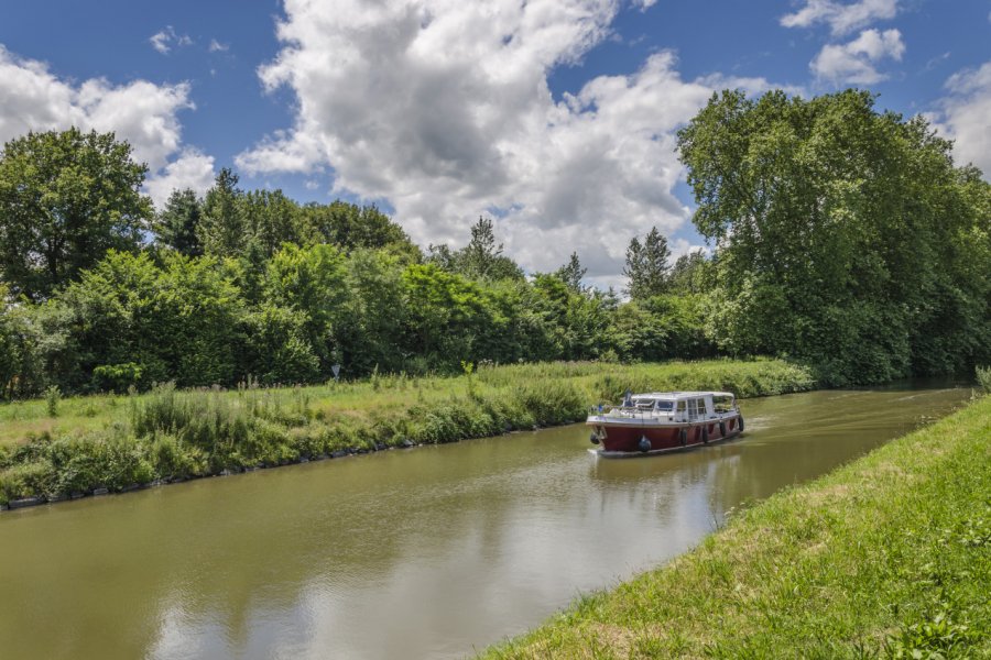 Croisière sur le canal de Bourgogne. Anze Mulec - Shutterstock.com