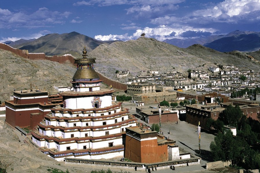 Le Kumbum du monastère Pelkor Chöde et la ville de Gyantse. (© Thierry Lauzun - Iconotec))