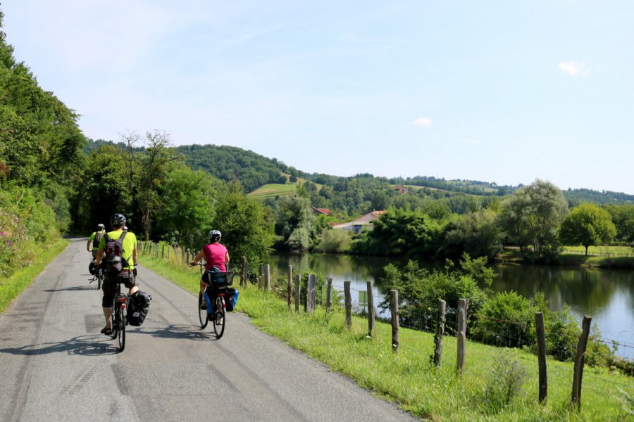 Balade à vélo près de Livinhac-le-Haut. Florian Calvat - stock.adobe.com