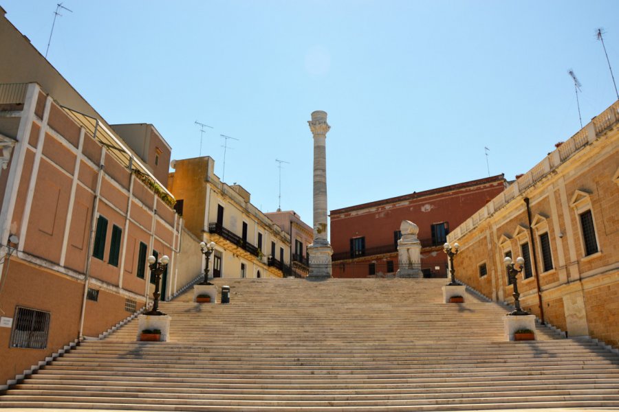 Colonnes romaines marquant le bout de l'ancienne Via Appia à Brindisi. Angelo DAmico - Shutterstock.com