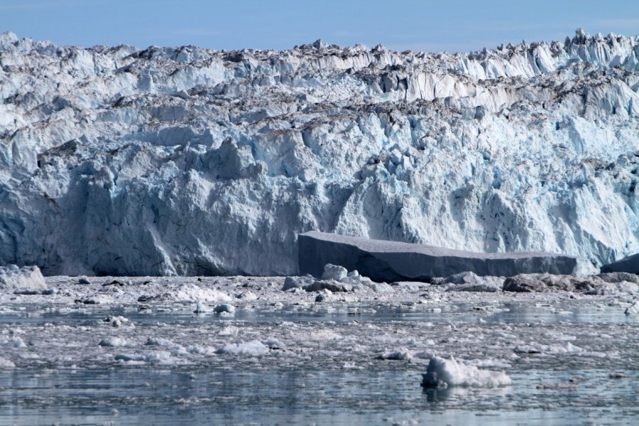 Le front glaciaire s'étend sur 7 kms et s'élève à 50 mètres au-dessus de l'eau. Stéphan SZEREMETA