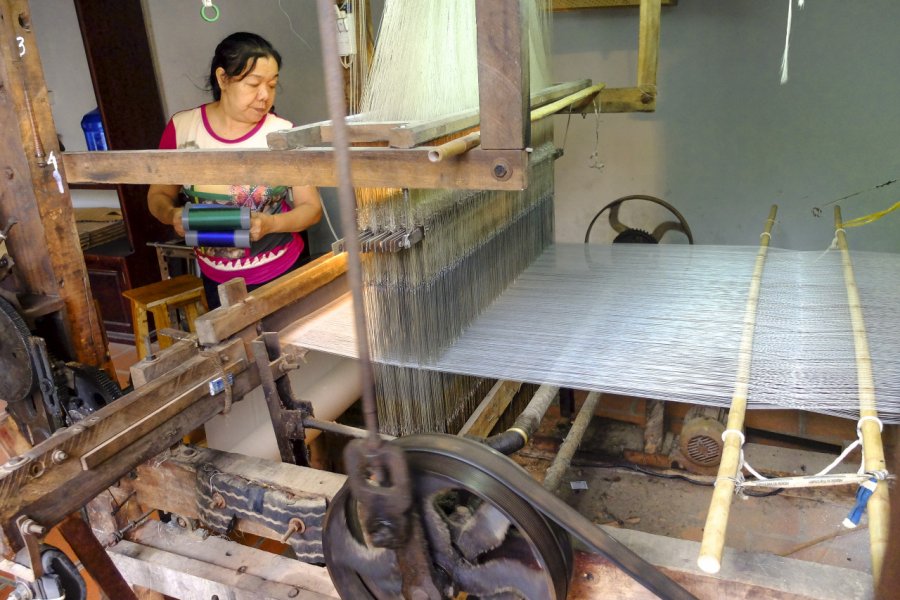 Tissage de la soie. Quang nguyen vinh - Shutterstock.com