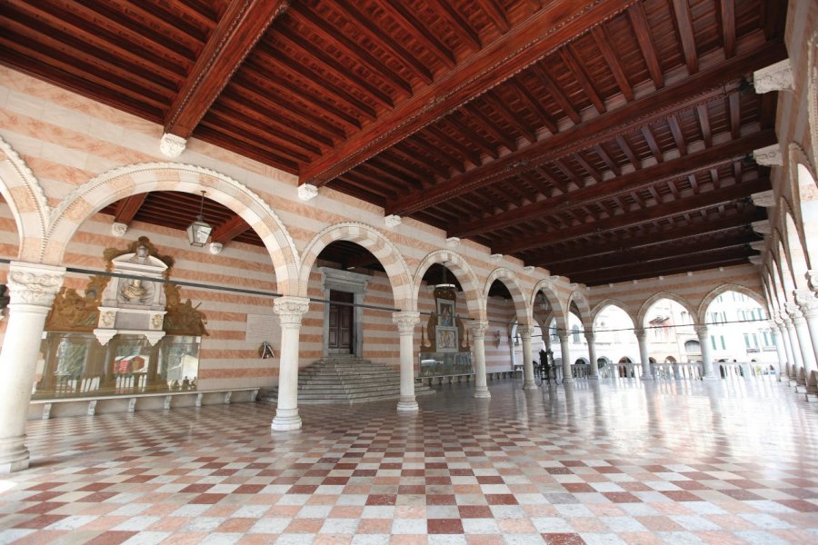 Loggia del Lionello sur la Piazza della Liberta. Alessandro LAPORTA - Fotolia