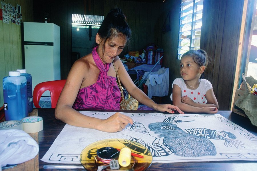 Confection et décoration de <i>tapas</i>, tissus d'écorce d'hibiscus battu, Fatu Hiva Sylvain GRANDADAM