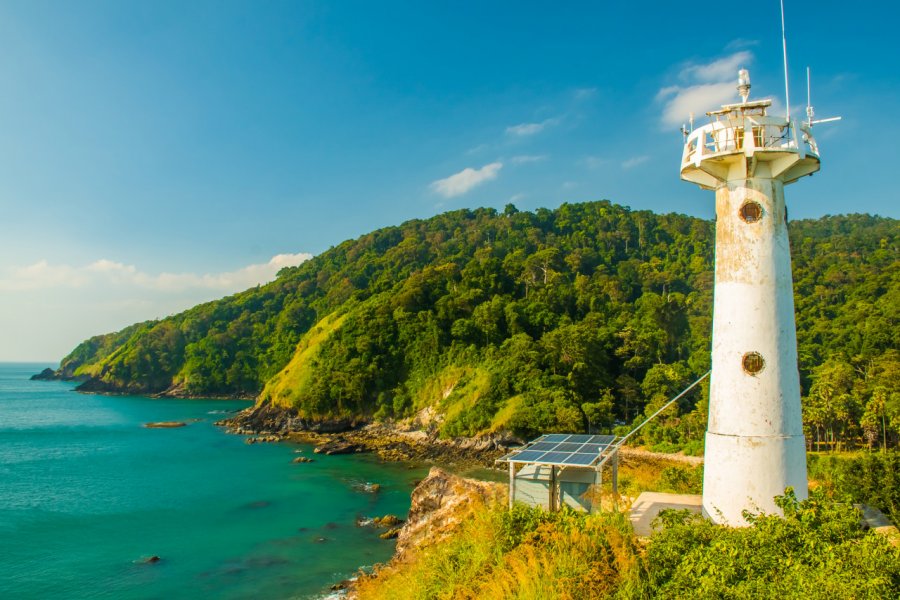 Phare dans le parc national Mu Koh Lanta. Pavel Szabo - Shutterstock.com