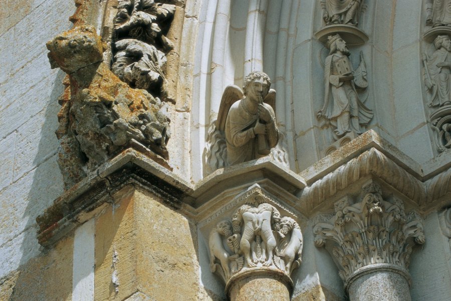 Détail du tympan de la Basilique Sainte-Marie-Madeleine ITZAK NEWMANN - ICONOTEC
